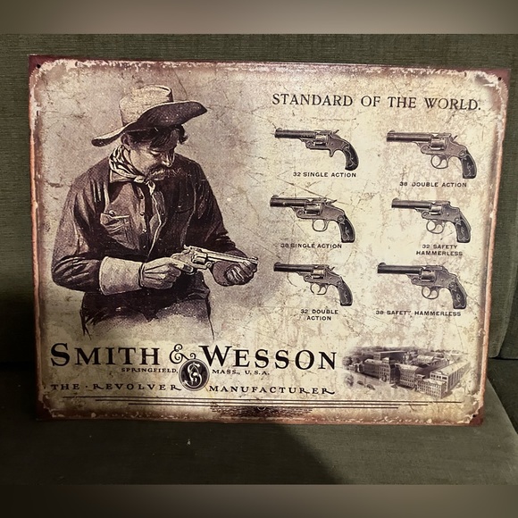 Tin Smith & Wesson wall hanging. - Picture 1 of 3